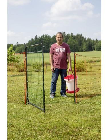 prato e installazione della porta nel recinto elettrico