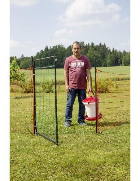 prato e installazione della porta nel recinto elettrico