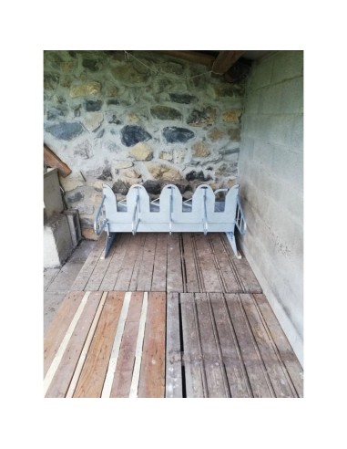 Mangiatoia autocatturante a 4 posti per ovini e caprini installata in stalla.