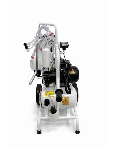 Mungitrice carrellata a due gruppi per capre e pecore a bagno d’olio – vista frontale