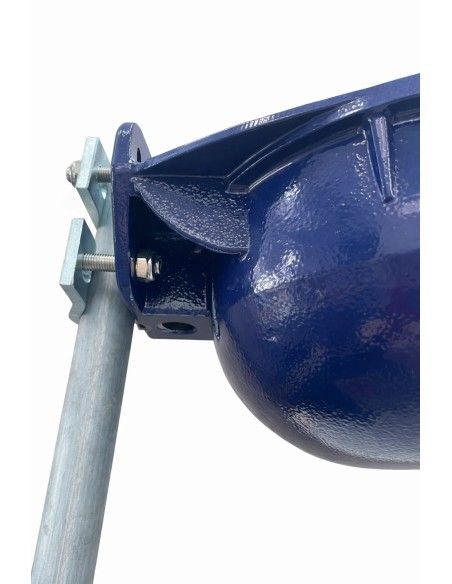 Sistema di fissaggio abbeveratoio in ghisa per stalla e box cavalli