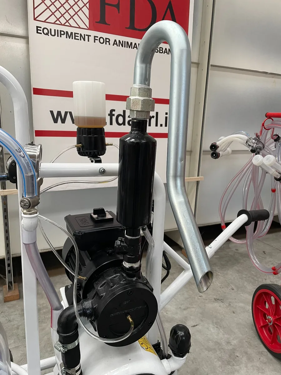 Pompa del vuoto FDA installata su mungitrice portatile carrellata – dettaglio tecnico con vaschetta olio